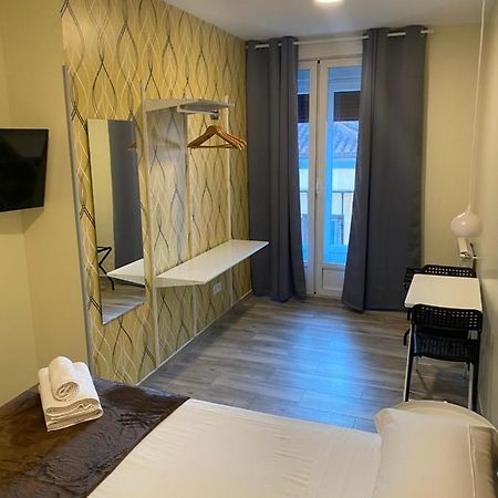 Hostal Alaska Madrid Bagian luar foto