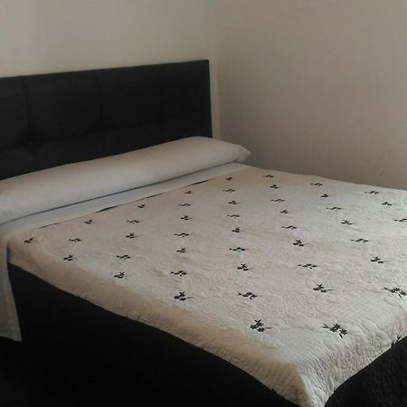 Hostal Alaska Madrid Bagian luar foto