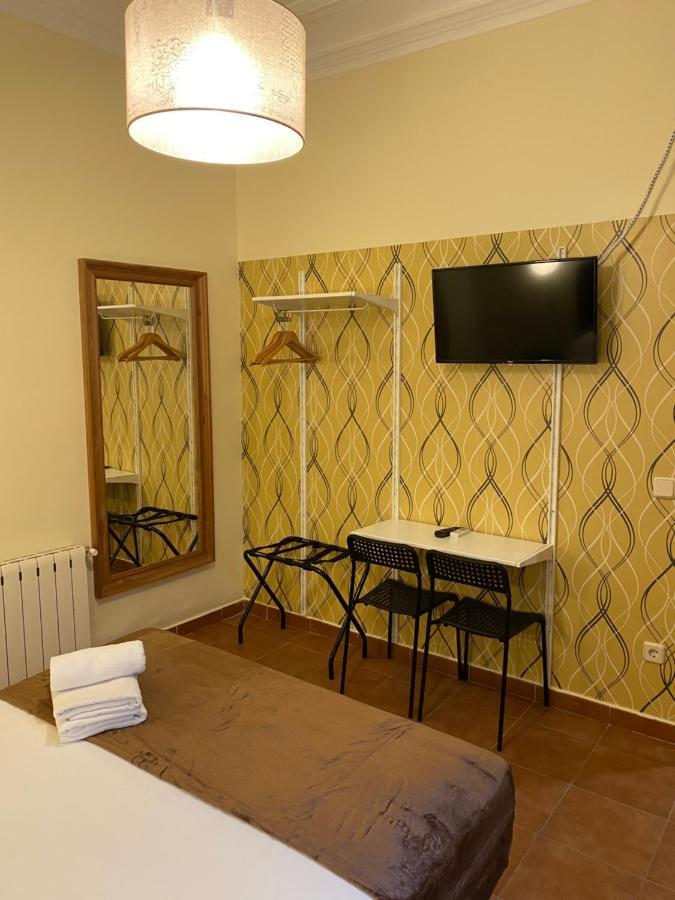 Hostal Alaska Madrid Bagian luar foto