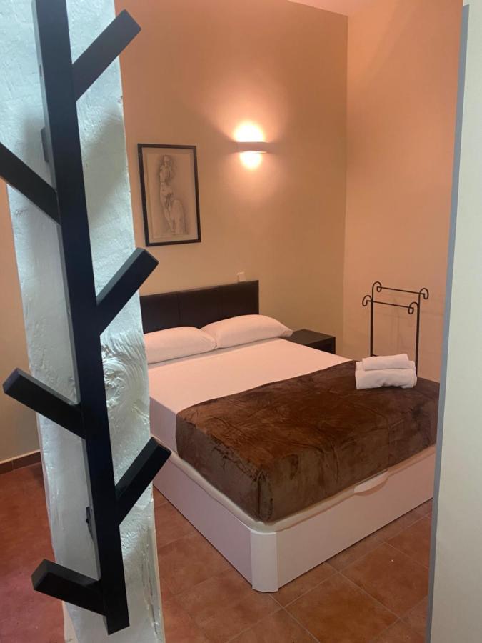 Hostal Alaska Madrid Bagian luar foto