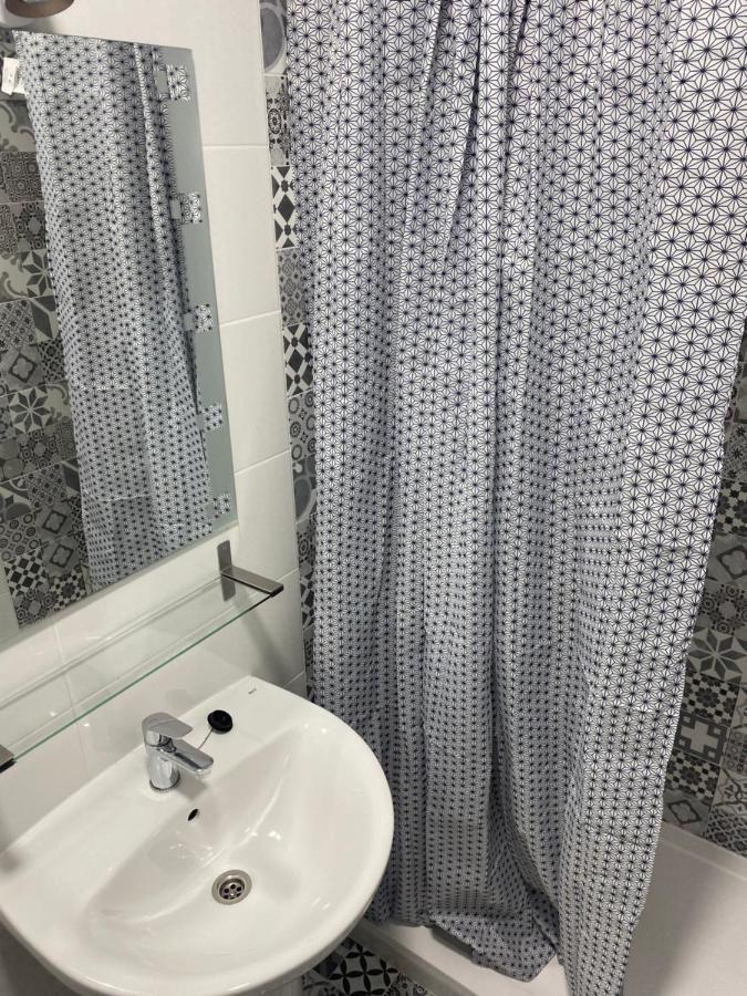 Hostal Alaska Madrid Bagian luar foto