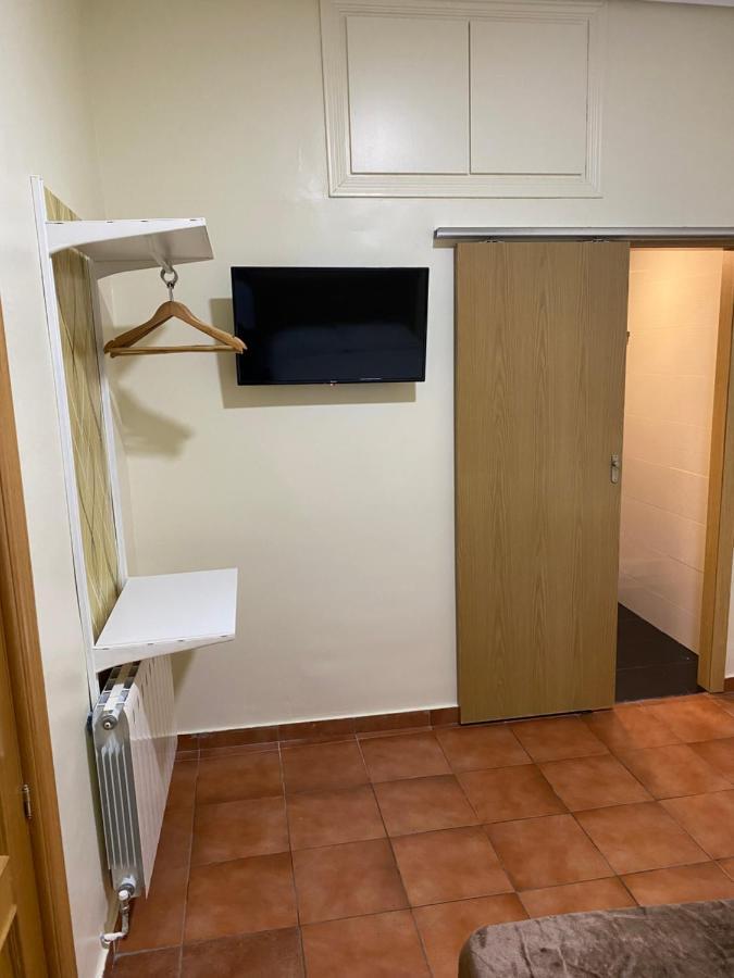 Hostal Alaska Madrid Bagian luar foto