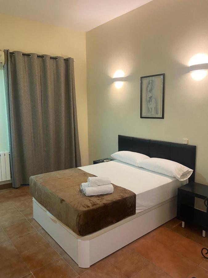 Hostal Alaska Madrid Bagian luar foto