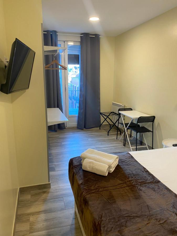 Hostal Alaska Madrid Bagian luar foto