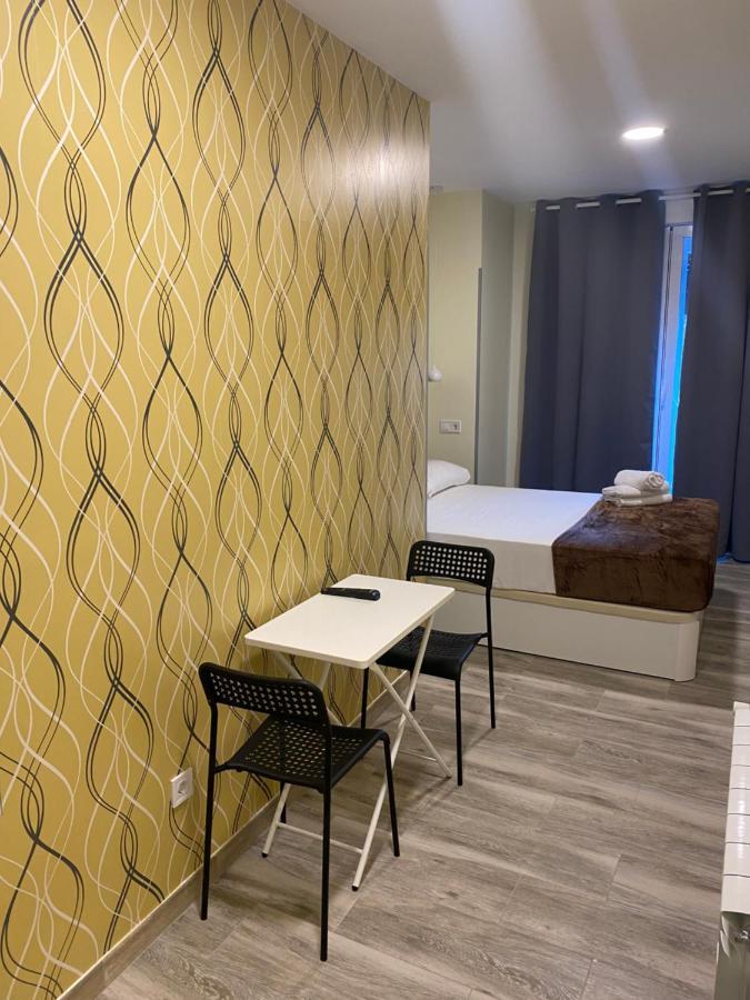 Hostal Alaska Madrid Bagian luar foto