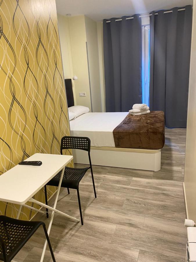 Hostal Alaska Madrid Bagian luar foto