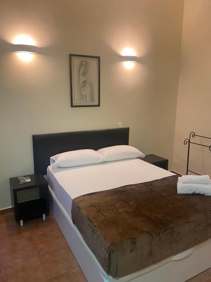 Hostal Alaska Madrid Bagian luar foto
