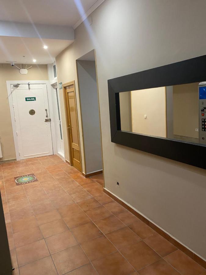Hostal Alaska Madrid Bagian luar foto