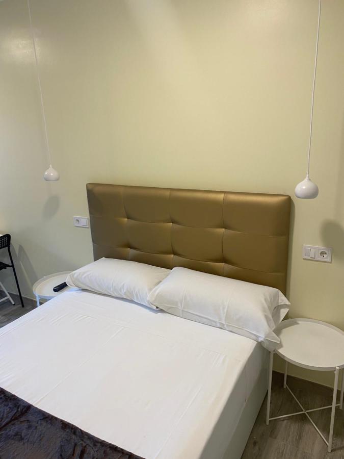 Hostal Alaska Madrid Bagian luar foto