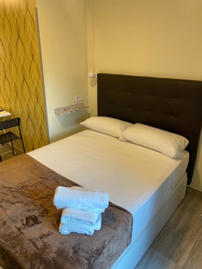 Hostal Alaska Madrid Bagian luar foto