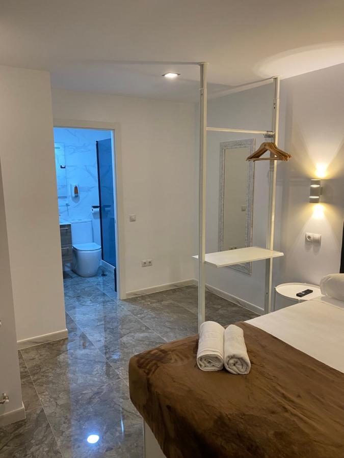 Hostal Alaska Madrid Bagian luar foto