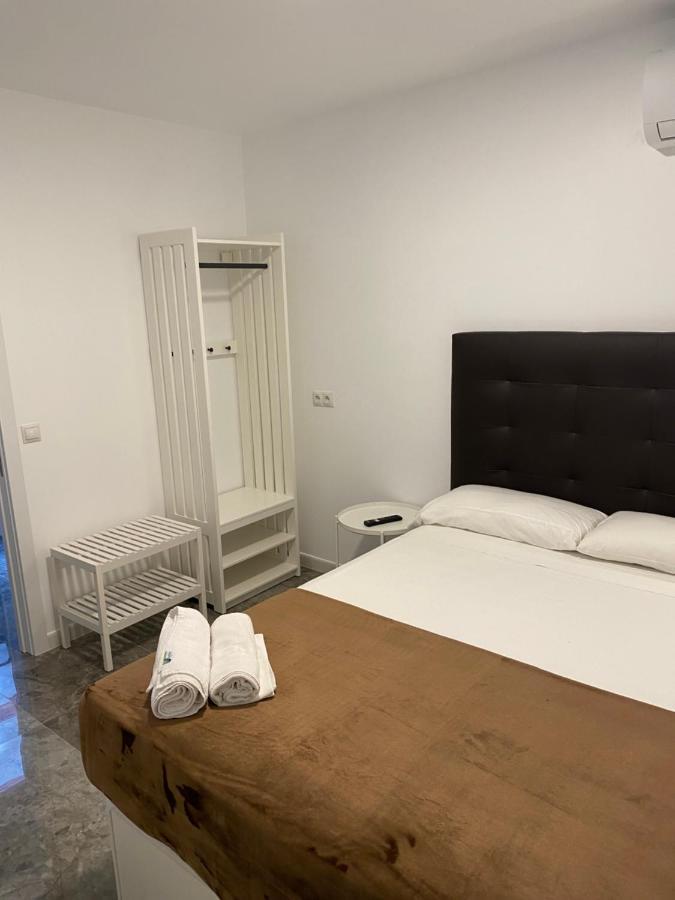 Hostal Alaska Madrid Bagian luar foto