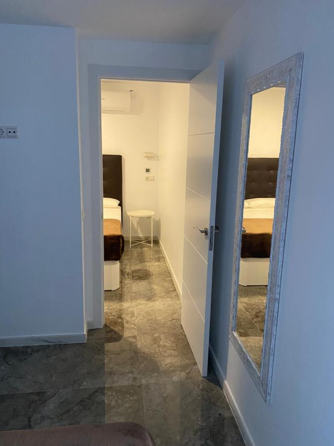 Hostal Alaska Madrid Bagian luar foto
