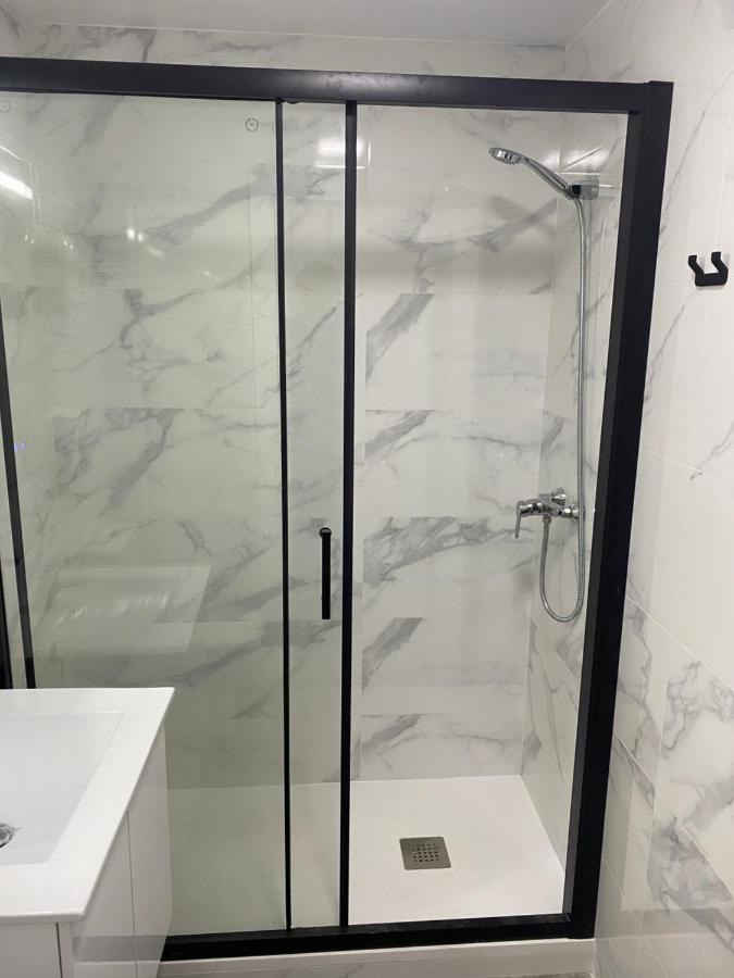 Hostal Alaska Madrid Bagian luar foto