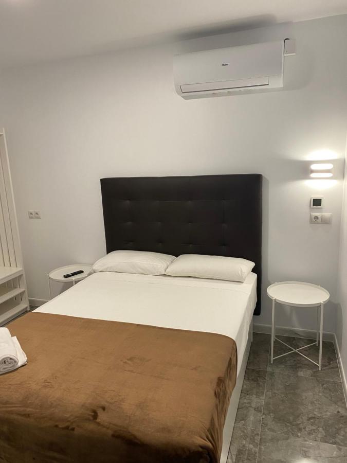 Hostal Alaska Madrid Bagian luar foto