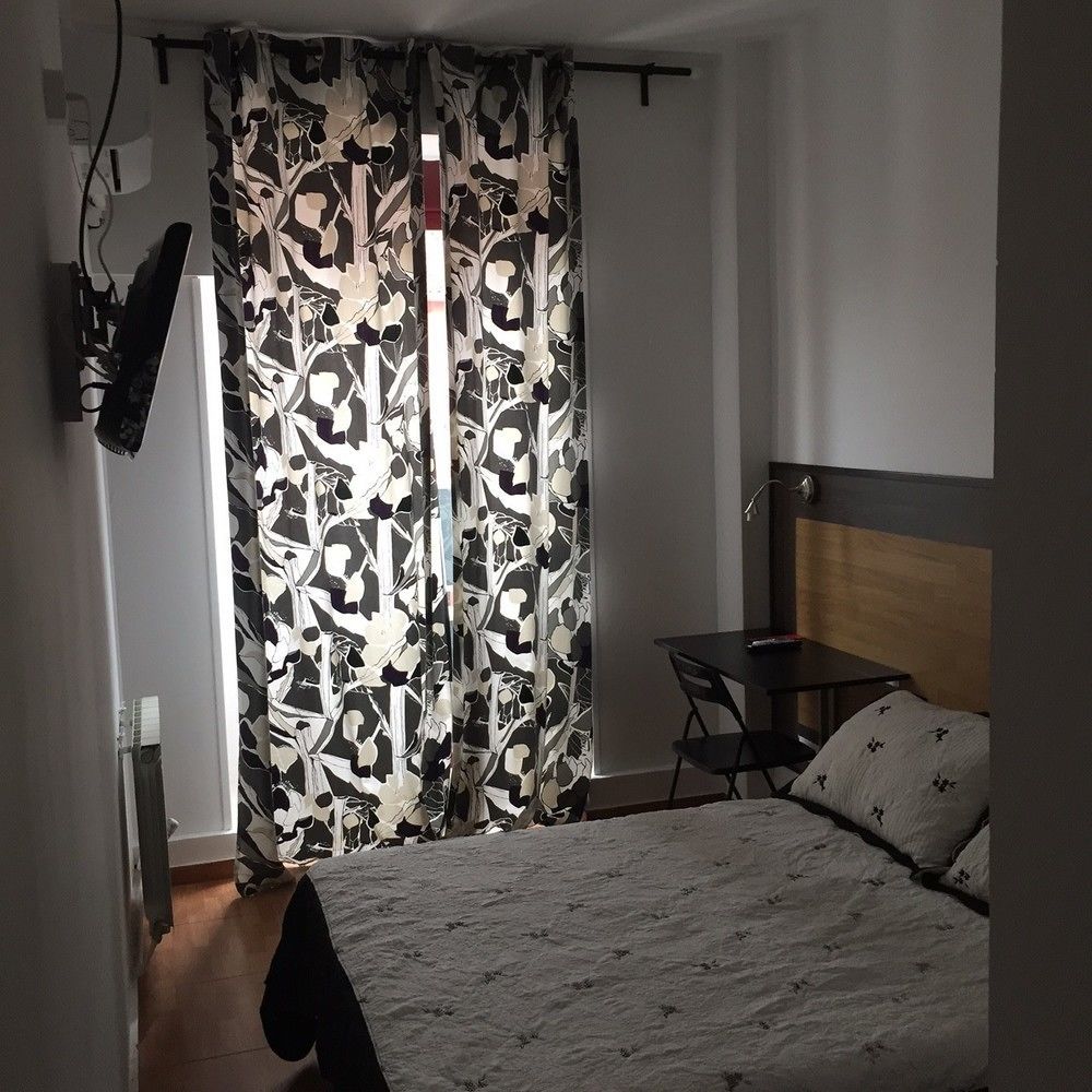 Hostal Alaska Madrid Bagian luar foto