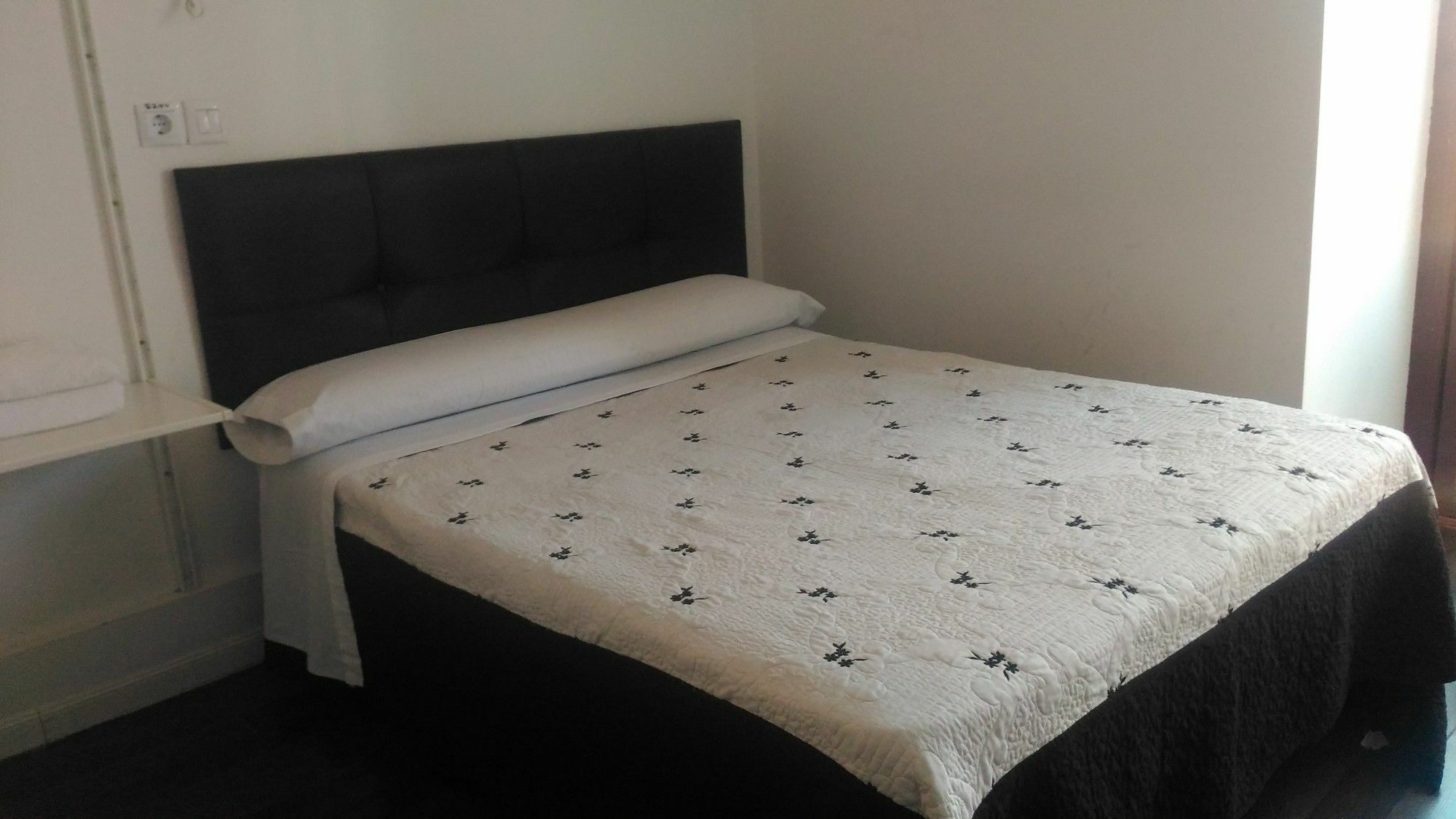 Hostal Alaska Madrid Bagian luar foto
