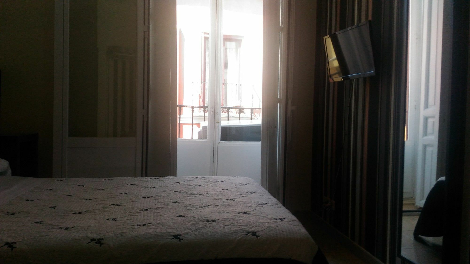 Hostal Alaska Madrid Bagian luar foto