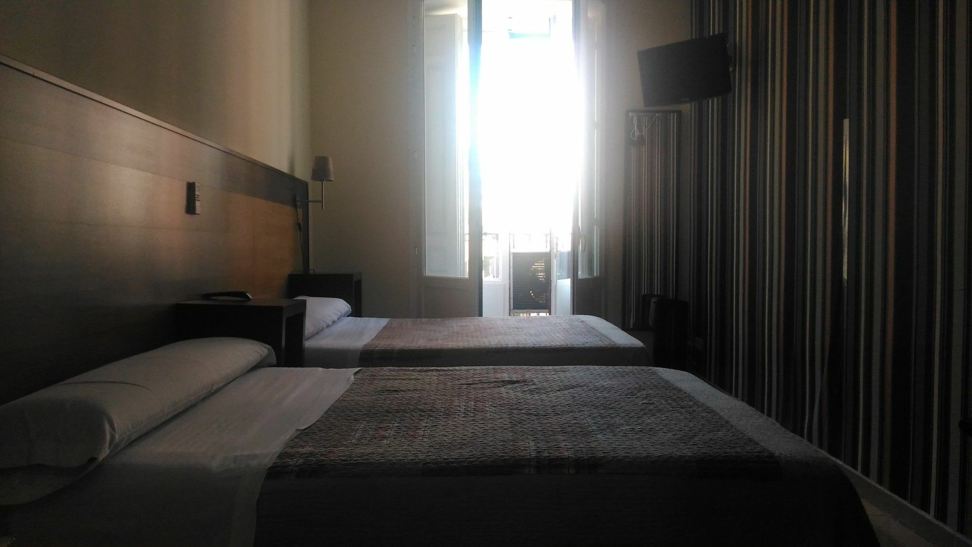Hostal Alaska Madrid Bagian luar foto
