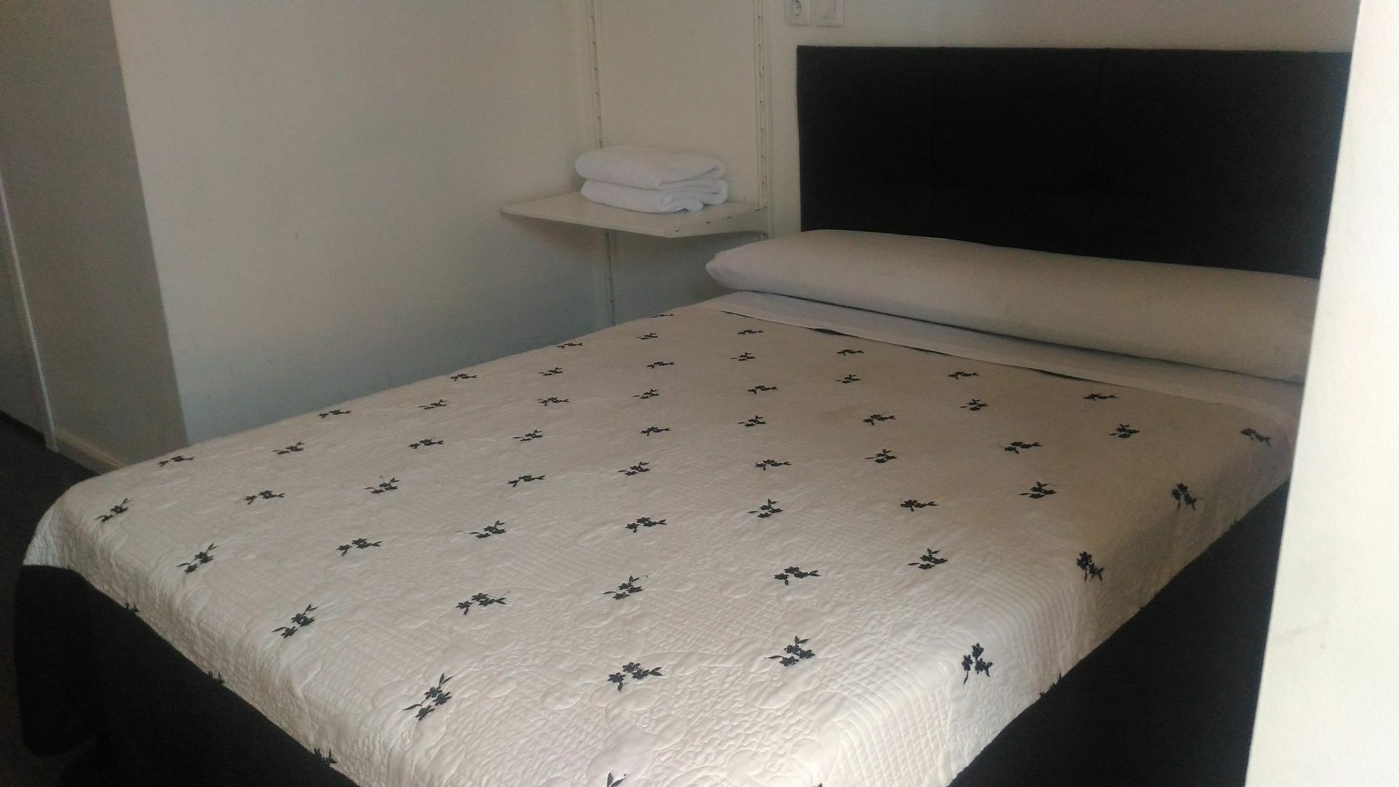 Hostal Alaska Madrid Bagian luar foto