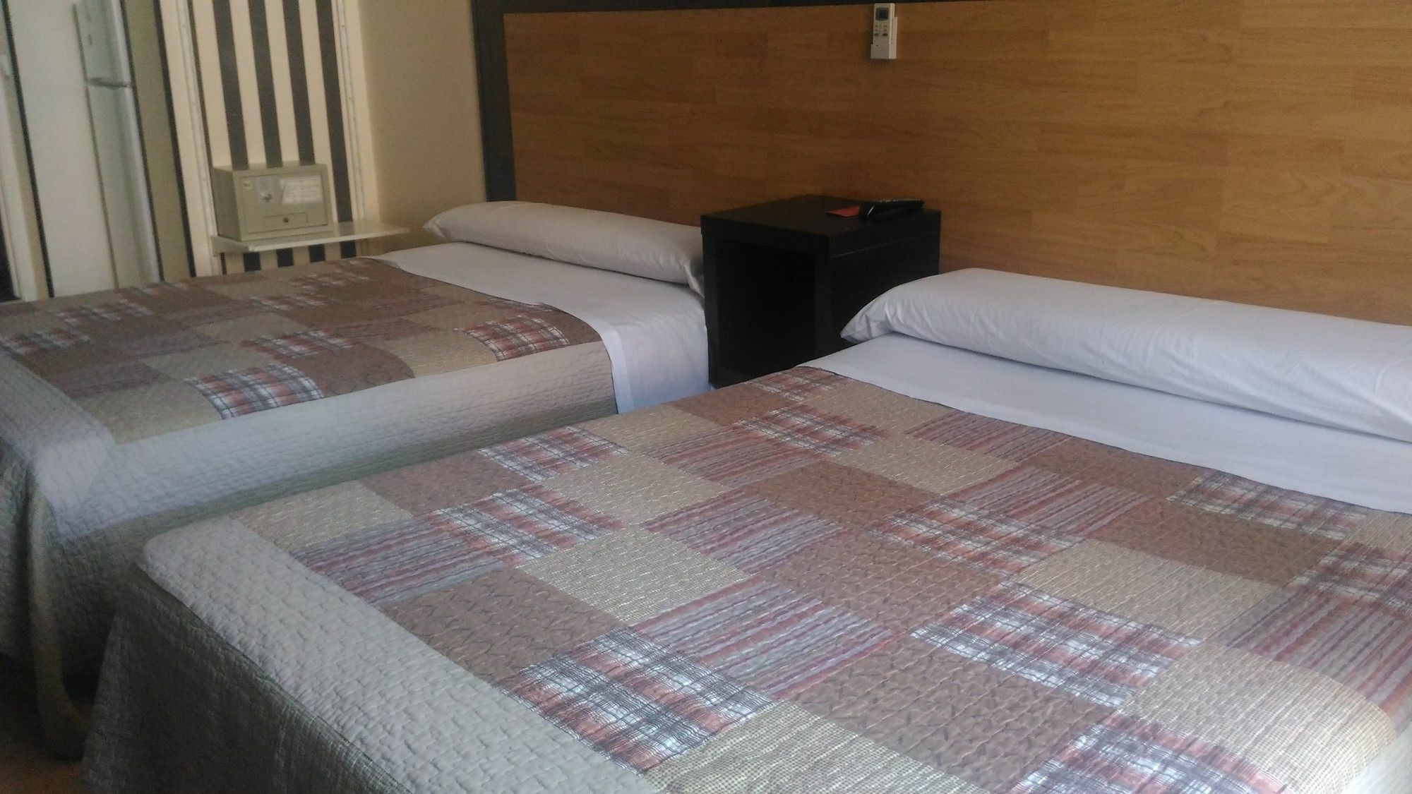Hostal Alaska Madrid Bagian luar foto