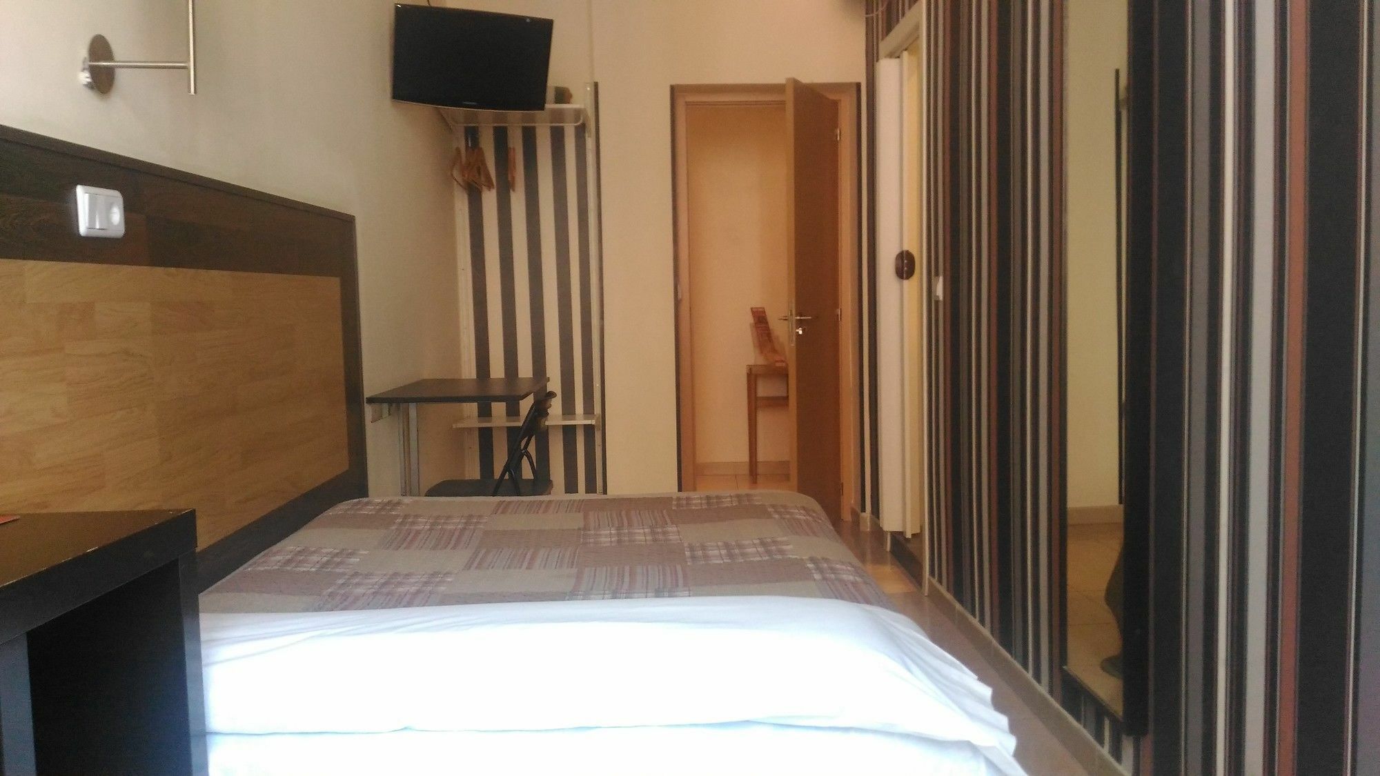 Hostal Alaska Madrid Bagian luar foto