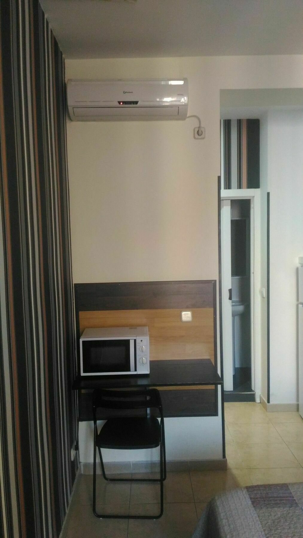 Hostal Alaska Madrid Bagian luar foto