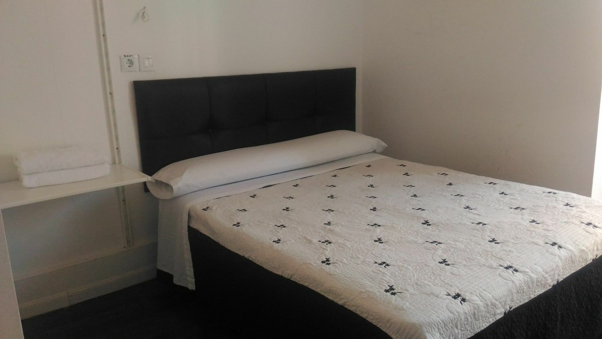 Hostal Alaska Madrid Bagian luar foto