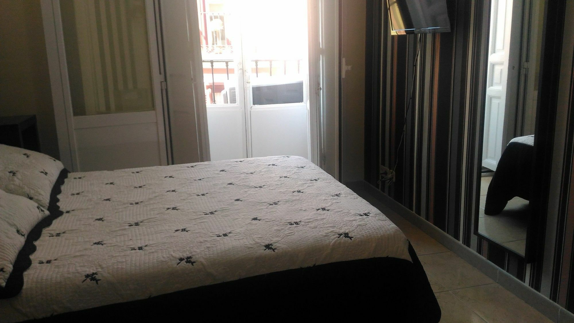 Hostal Alaska Madrid Bagian luar foto