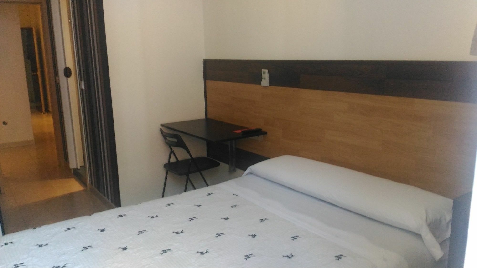 Hostal Alaska Madrid Bagian luar foto