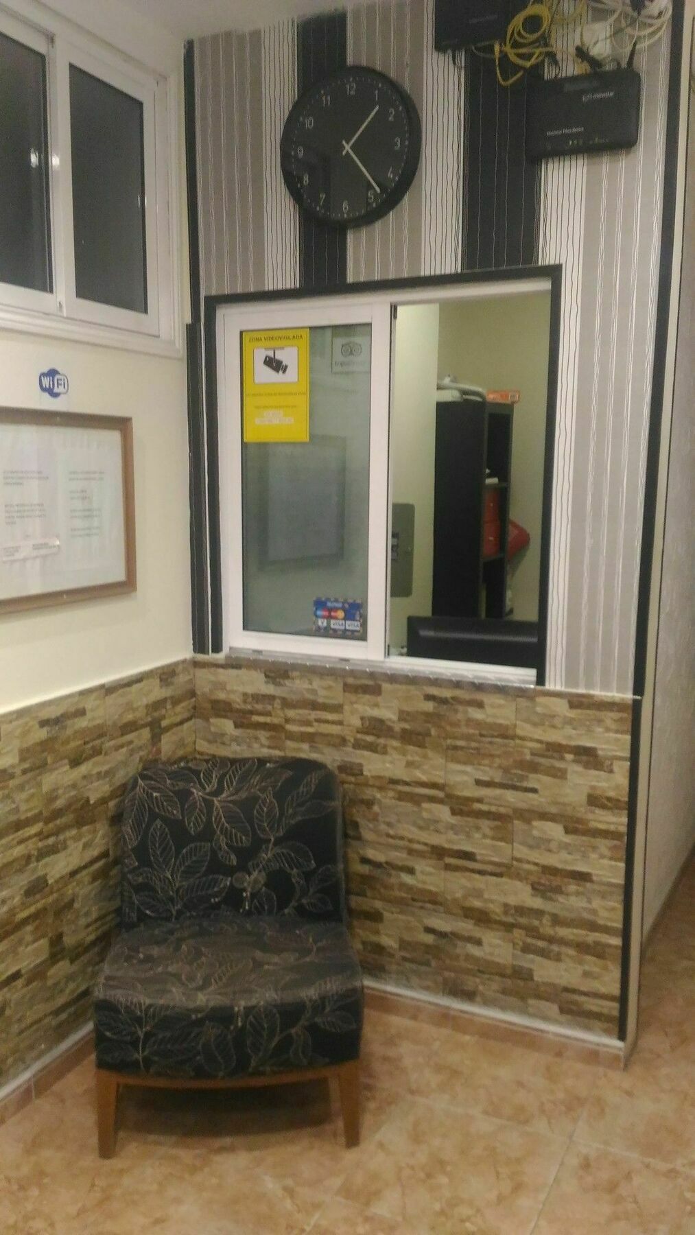 Hostal Alaska Madrid Bagian luar foto