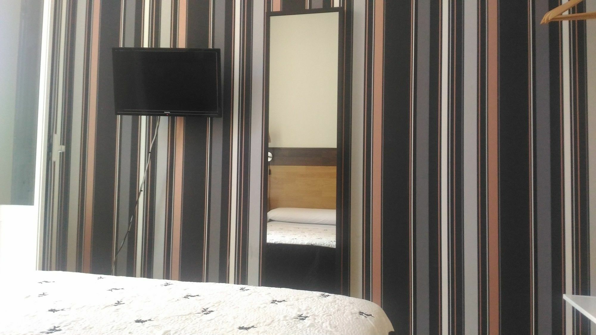 Hostal Alaska Madrid Bagian luar foto
