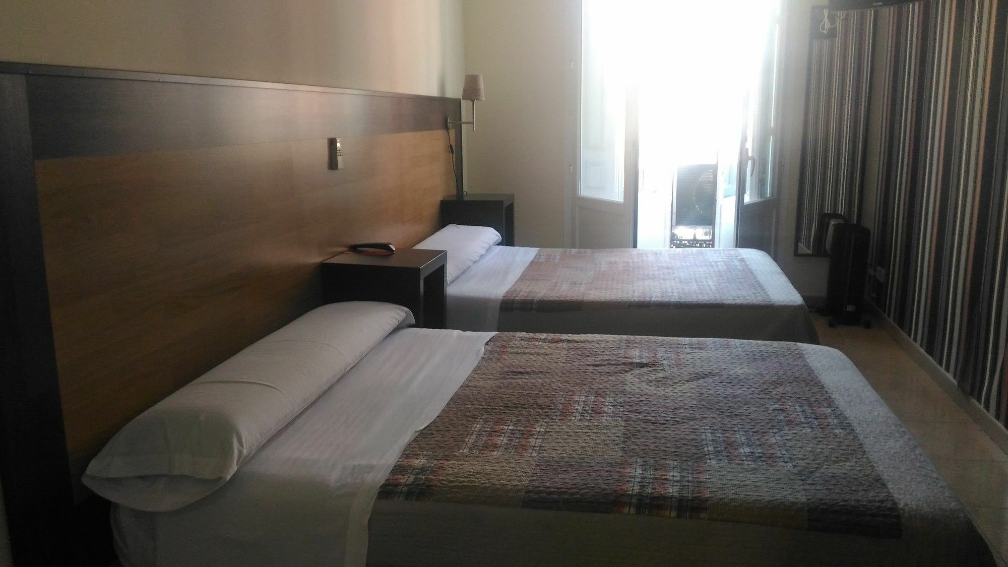 Hostal Alaska Madrid Bagian luar foto